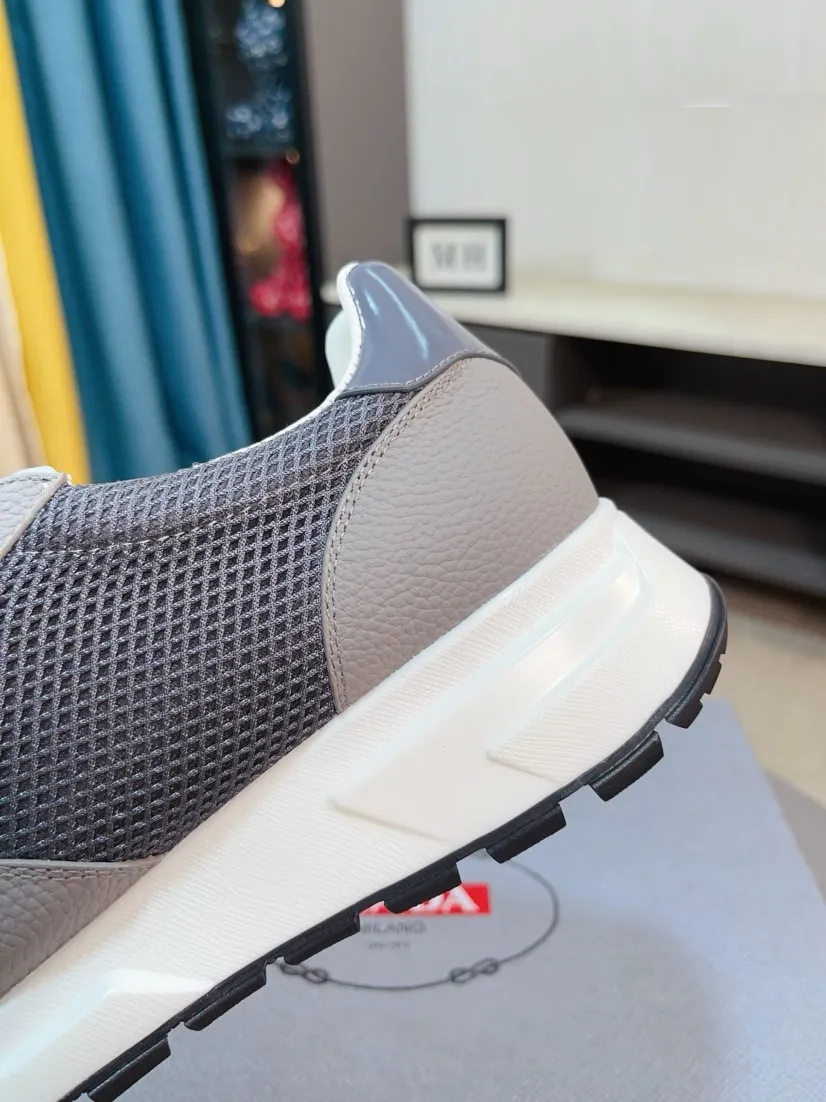 Men's shoes 💰580🌹🌹High-quality new Prada counters are launched simultaneously. The new men's shoes and 😘fabrics are selected from imported mesh and glue-spraying technology. Imported cowhide lining. 👍🏿High-end☄️Open-molded non-slip rubber outsole, exquisite lines, simple and elegant, comfortable and high-end for leisure travel. Code number: 38 to 44